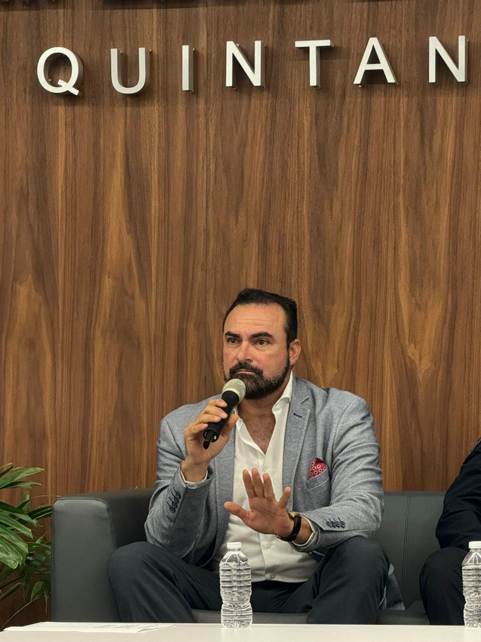 Dr. Manuel Herbeles impartiendo una conferencia
